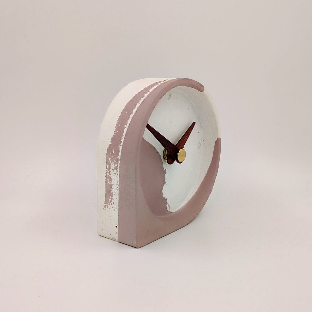 Настольные часы из архитектурного бетона цвет "мустанг"